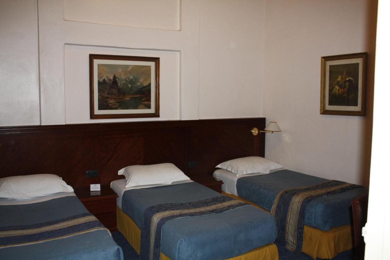 Family Room,350329876:JPEG